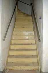 <p>De trap naar de verdieping in het voorhuis. </p>
